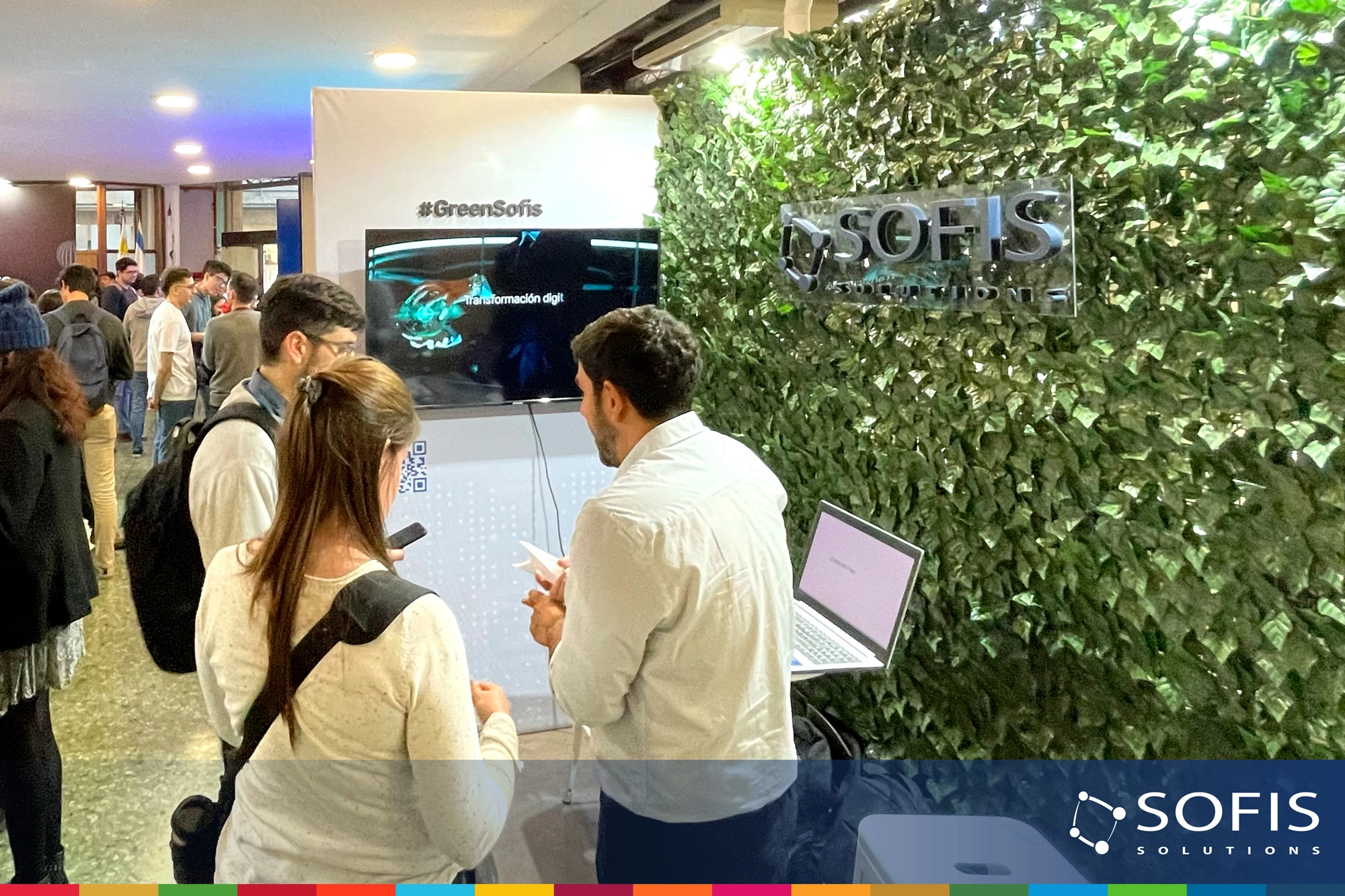 Jóvenes solicitando información en stand